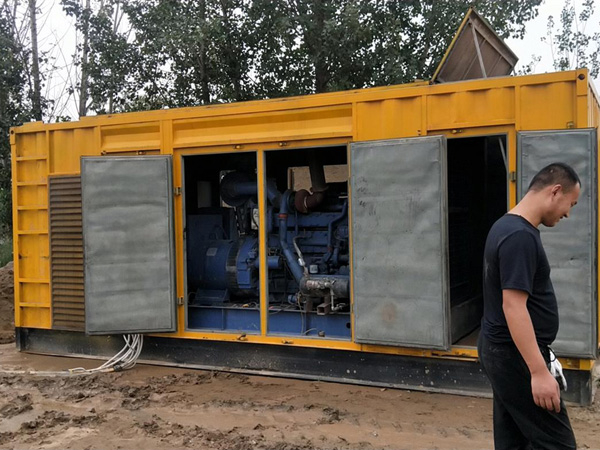 安仁进行柴油发电机组电瓶容量测试时，有哪些注意事项？